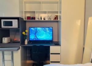 テジョンにある방있나요 풀옵션 레지던스 2호점 은행동,성심당, 대흥동 충대병원, 볼파크 Bangitnayo residence near Sungsimdang, ballparkのコンピュータデスク(モニター、椅子付) +3枚の写真