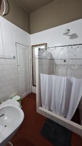 ein Badezimmer mit Dusche, Waschbecken und Toilette in der Unterkunft Casarão com amplo quintal, a paz ao lado do Centro in Rio de Janeiro