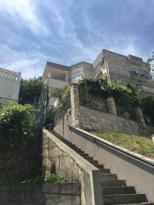 un conjunto de escaleras frente a un edificio en Apartments Popović, en Budva