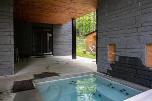 Bazén v ubytování Mont Owl's Head - Sauna - Spa - Inground Pool nebo v jeho okolí