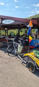 LivariにあるLivari CAMPINGの旗のついたテントの下に駐輪された自転車