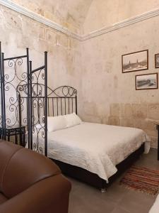 une chambre avec un lit et un canapé dans l'établissement Barrio Sureño Hotel Boutique, à Arequipa