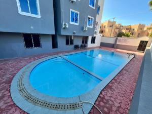 モンバサにあるCoastal haven apartmentの建物の前の大きな青いプール