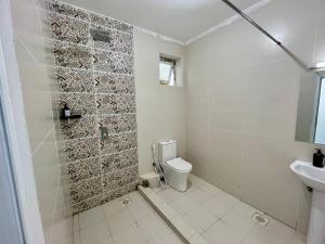 モンバサにあるCoastal haven apartmentのトイレと洗面台付きのバスルーム +14枚の写真