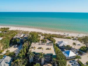 サニベルにあるLuxury Waterfront Condoの海辺の景色を望むコンドミニアム