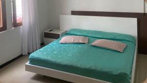 a bed with two pillows on it in a bedroom at Hotel clásico in Manizales