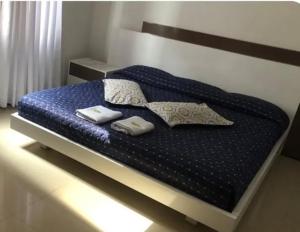 a bed with two towels and a shark pillow on it at Hotel clásico in Manizales