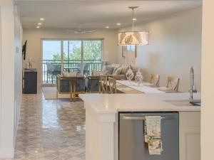 サニベルにあるLuxury Waterfront Condoのキッチンとリビングルーム、ダイニングルーム