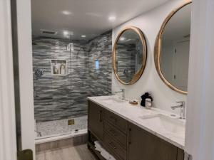 サニベルにあるLuxury Waterfront Condoのバスルーム(シンク2台、鏡2つ付きシャワー付) +6枚の写真