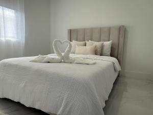 a bed with a swan made out of towels at Luxury apartment at excellent location, Breakfast and Parking in Miami