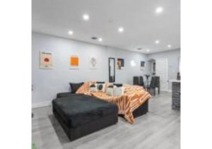 Posezení v ubytování 16 PPL - 5 min to Brickell - Bars - Nightlife - King Bed - Hot Tub