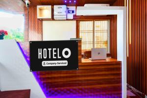 znak hotelu z laptopem na biurku w obiekcie Hotel O Sea Beach Puri w mieście Puri