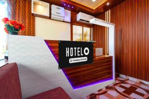 pokój hotelowy z napisem na ścianie w obiekcie Hotel O Sea Beach Puri w mieście Puri