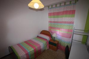 Un pat sau paturi într-o cameră la Apartamento Plaza Sancho Panza +3 fotografii