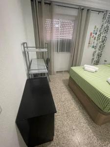 Un pat sau paturi într-o cameră la Apartamento Plaza Sancho Panza