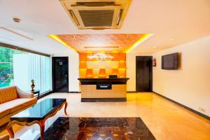 un soggiorno con un divano e un tavolo di Townhouse South Delhi a Nuova Delhi