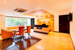 un soggiorno con tavolo e sedie di Townhouse South Delhi a Nuova Delhi