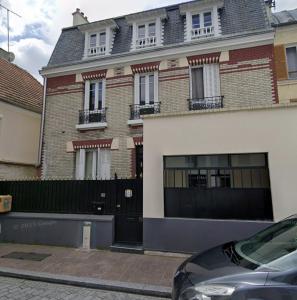 a house with a car parked in front of it at Studio SN8 - Centre-Ville Meaux - Proche Disneyland in Meaux