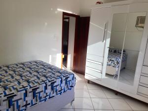 a bedroom with a bed and a mirror at Apartamento 2 quartos in Caetité