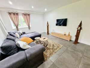 TV a/nebo společenská místnost v ubytování Ferienwohnung Waldzauber Schwarzwald Vibes meets Weinregion + 26 fotografií