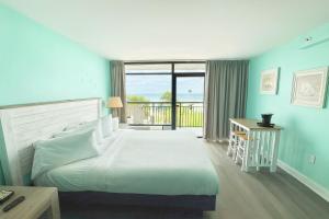 um quarto com uma cama grande e uma varanda em Landmark resort em Myrtle Beach mais 39 fotografias