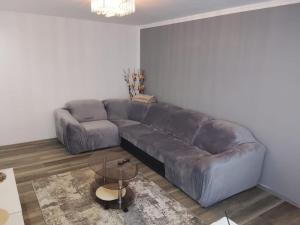 Una sala de estar con un sofá de cuero y una mesa. en RBG Apartament, en Bucarest 1 foto más