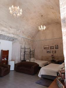 une grande chambre avec deux lits et deux chaises dans l'établissement Barrio Sureño Hotel Boutique, à Arequipa