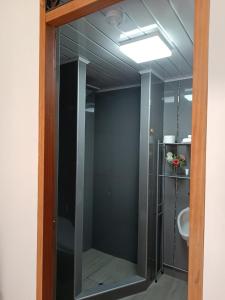 d'une porte en verre menant à une salle de bains pourvue d'un lavabo. dans l'établissement Barrio Sureño Hotel Boutique, à Arequipa