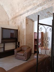 un salon avec un canapé et une télévision dans l'établissement Barrio Sureño Hotel Boutique, à Arequipa