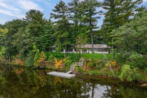 une maison au bord d'une rivière avec un quai dans l'établissement Wisconsin River Gem 12 Mi to Granite Peak Ski Area, à Mosinee