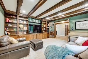 un salon avec un canapé et une télévision dans l'établissement Wisconsin River Gem 12 Mi to Granite Peak Ski Area, à Mosinee