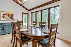une salle à manger avec une table et des chaises en bois dans l'établissement Wisconsin River Gem 12 Mi to Granite Peak Ski Area, à Mosinee