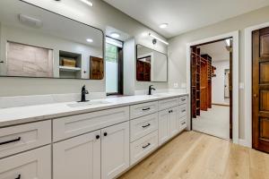 une salle de bain avec deux lavabos et un grand miroir dans l'établissement Wisconsin River Gem 12 Mi to Granite Peak Ski Area, à Mosinee 35 autres photos