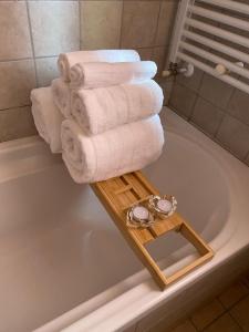 einen Stapel Handtücher am Rande einer Badewanne in der Unterkunft Casa sulla collina in Corciano