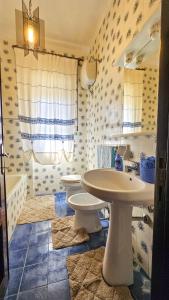 Bilik mandi di Casa Bianca Villaputzu