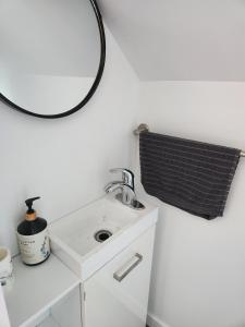 een badkamer met een wastafel en een spiegel bij Chalet Lac Édouard cozy in La Tuque +13 foto's