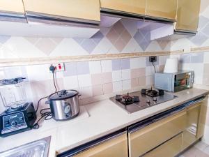 TrofwiにあるDhans Homeのコンロと電子レンジ付きのキッチン