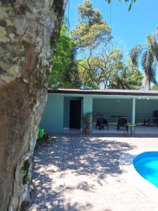 Blick auf ein Haus mit Swimmingpool in der Unterkunft Be-Pe in Oberá + 7 Fotos