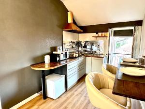 una cocina con una mesa y una encimera en Suite Reale, en Massino Visconti