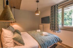 Un pat sau paturi într-o cameră la Appartement Havre des Alpes - Welkeys