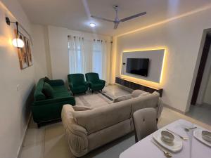 Posezení v ubytování Classic 2 bedroom penthouse in mombasa CBD