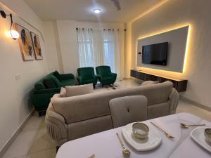 Posezení v ubytování Classic 2 bedroom penthouse in mombasa CBD