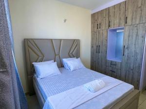 Postel nebo postele na pokoji v ubytování Classic 2 bedroom penthouse in mombasa CBD