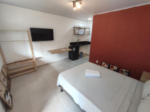 アララス・ペトロポリスにあるStudio planejado em itaipavaのベッド1台とシンクが備わる客室です。