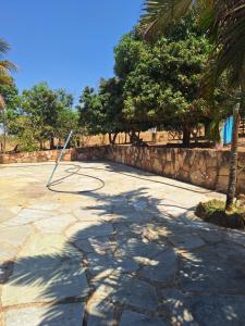 ein Basketballkorb auf einer Steinauffahrt in der Unterkunft Suítes Recanto das Flores 5 in Pirenópolis + 4 Fotos