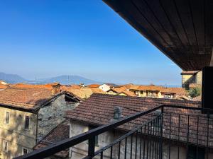 una vista de una ciudad desde un balcón en Suite Reale, en Massino Visconti