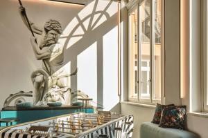 a statue of a tennis player next to a window at JO&JOE ROMA in Rome