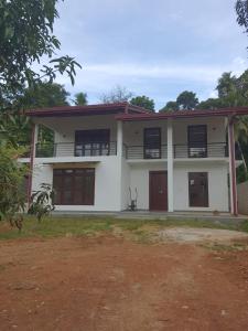 マータラにあるVilla5の側面にバルコニーがある白い建物