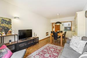 方The Sun and Sea Apartment by Minho's Guest的配有沙发和平板电视的客厅