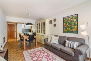 方The Sun and Sea Apartment by Minho's Guest的客厅里有一张沙发和一张桌子。